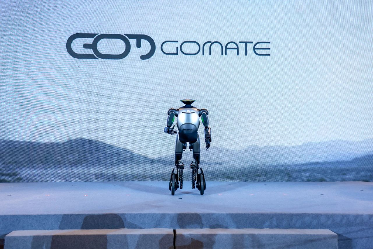 广汽人形机器人GoMate亮相 拟于明年小批量生产