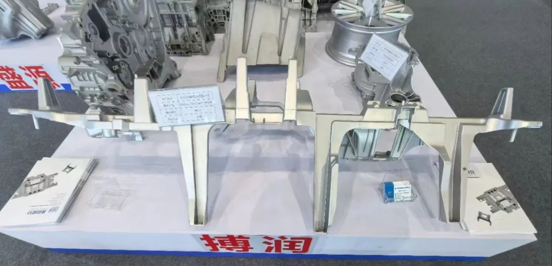 重庆铸造行业协会组织的“会员企业铸件展示区”，展示铝、镁合金铸件